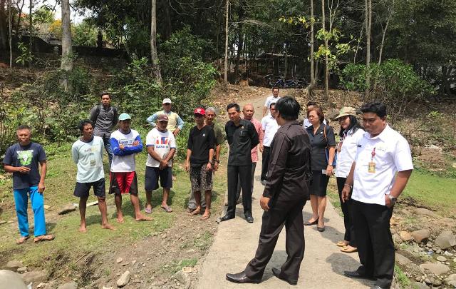 Komisi II DPRD Tabanan melakukan kunjungan lapangan dengan mendatangi wantilan dan jembatan yang terletak di wilayah Banjar Blumbang, Kecamatan Kerambitan, Tabanan, Rabu (18/9/2019).