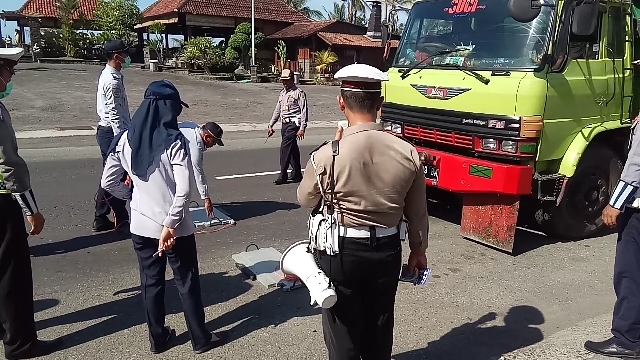 Petugas Gabungan melakukan pengecekan kendaraan truk dalam operasi Odol di Jalan Jurusan Denpasar-Gilimanuk, Desa Selabih, Kecamatan Selemadeg Barat, Kabupaten Tabanan Bali, Senin (9/12/2019).